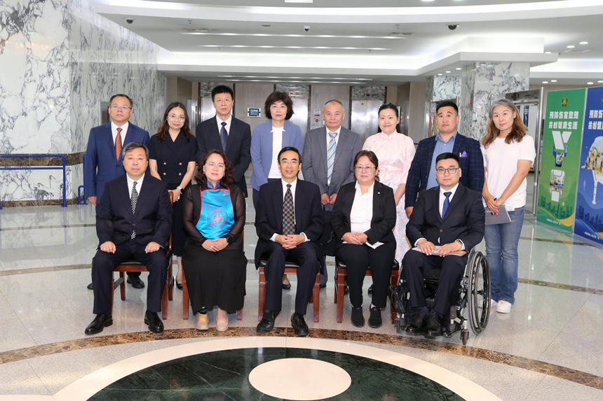 图为会见人员合影